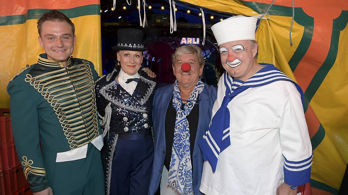 Tage Frandsen omgivet af de glade cirkusfolk i Cirkus Arli