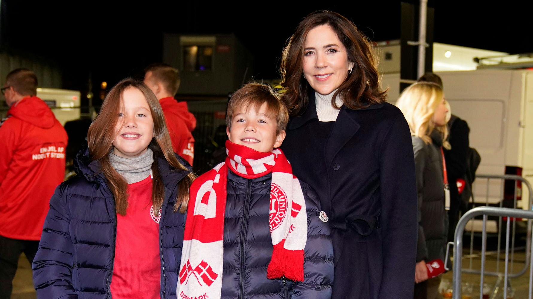 Kronprinsesse Mary samme med prinsesse Josephine og prins Vincent