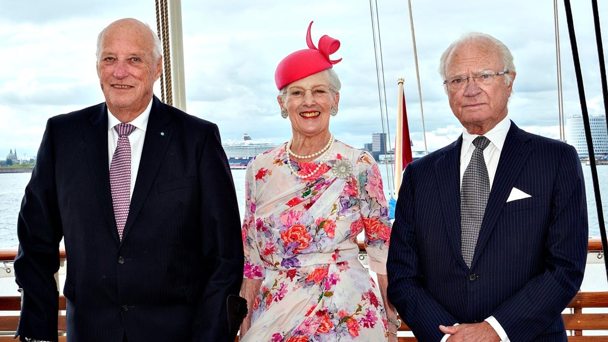Se det herlige grinebillede: Dronning Margrethe, kong Harald og kong Carl Gustaf hyggede sig gevaldigt sammen | BILLED-BLADET