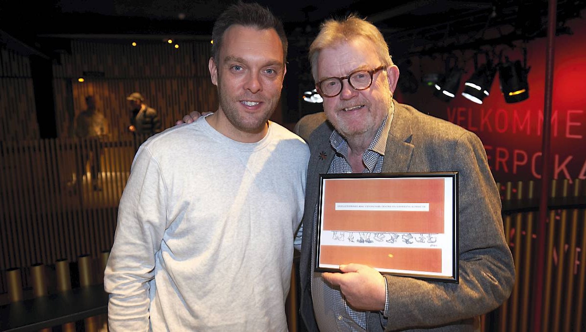 Peter Schrøder, der har modtaget&nbsp;Danske Teaterjournalisters initiativpris var i godt selskab af sin søn Mikkel Schrøder.