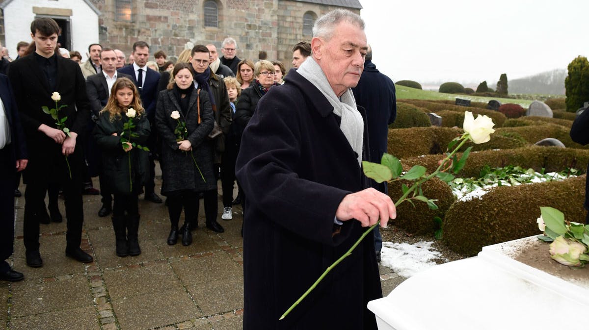 Asger Aamund lægger en rose på sin søsters kiste.