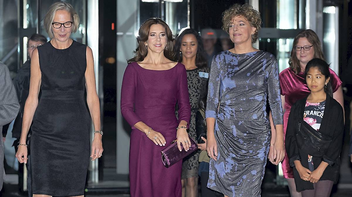 Mary ved ankomsten til lørdagens jubilumsshow i DR - flankeret af DR's generaldirektør og undervisningsministeren