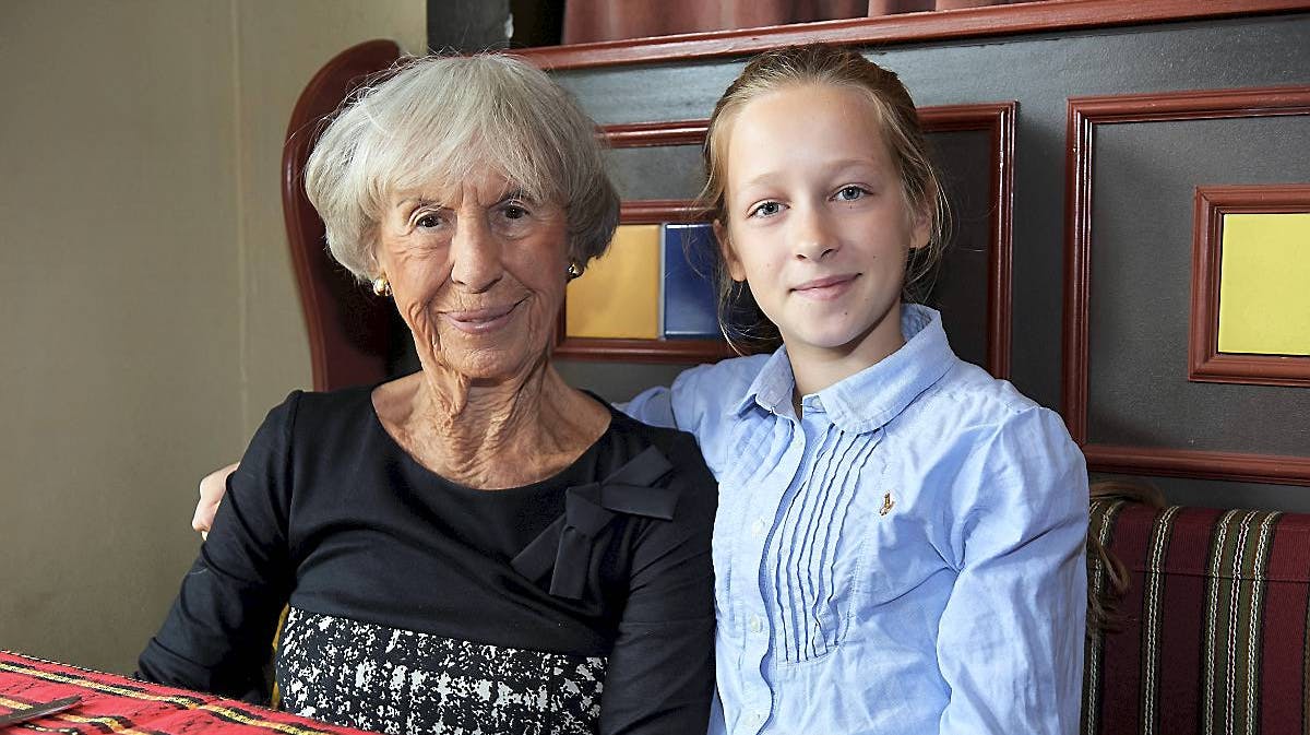 Lise Nørgaard havde inviteret sit 11-årige oldebarn, Sara, til Eventyrteatrets forstilling i Tivoli.