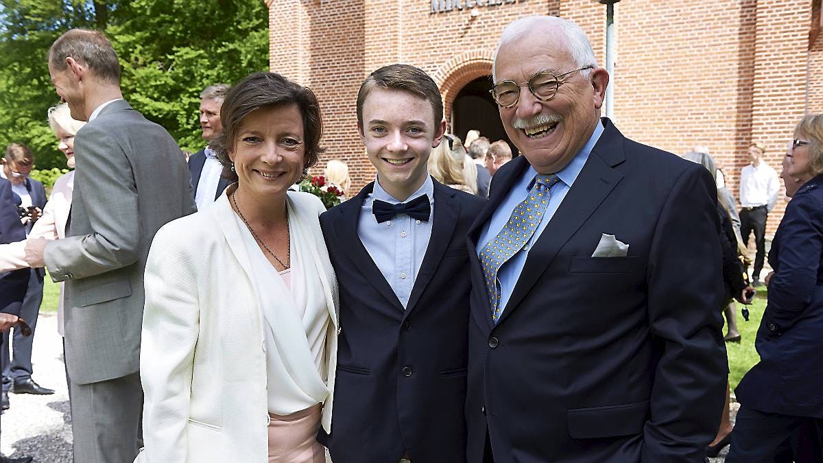 Uffe Ellemann-Jensen med sin datter, Karen, og sit stolte konfirmand-barnebarn, 14-årige Robert