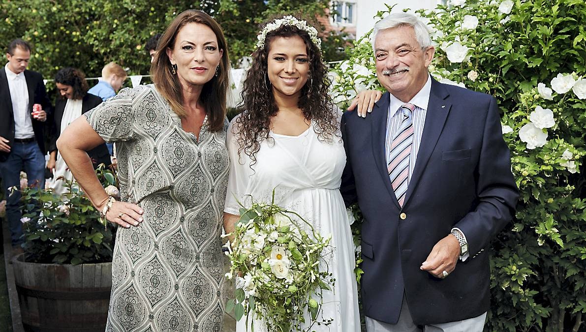 Lykke hos tre generationer: Lotte Reimar med dagens brud, datteren Filis, og sin&nbsp;far Johnny Reimar i haven hjemme hos Lotte efter brylluppet i dag