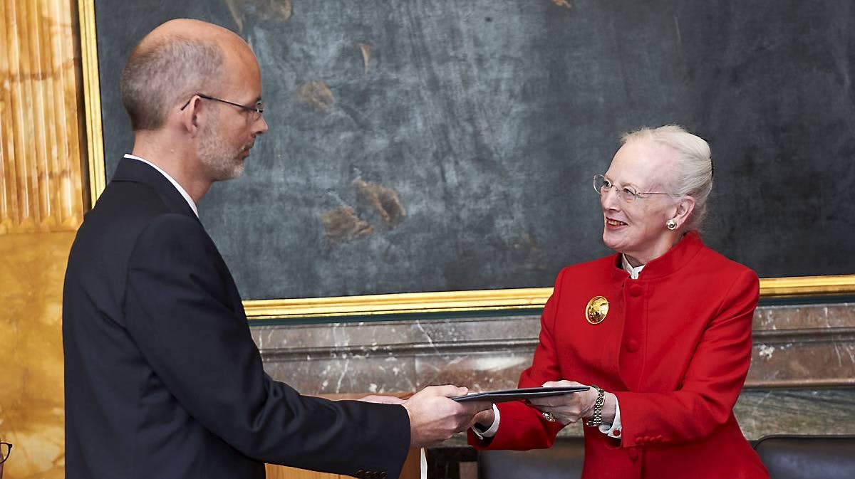 Professor Jens-Christian Svenning blev den første til at modtage dronning Margrethe II&#39;s Videnskabspris.