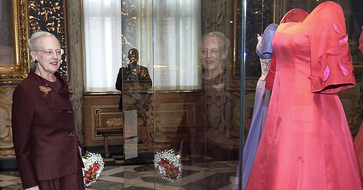 Merchandising overdrivelse Sygeplejeskole Fejringen er i gang: Dronning Margrethe så på egne kjoler