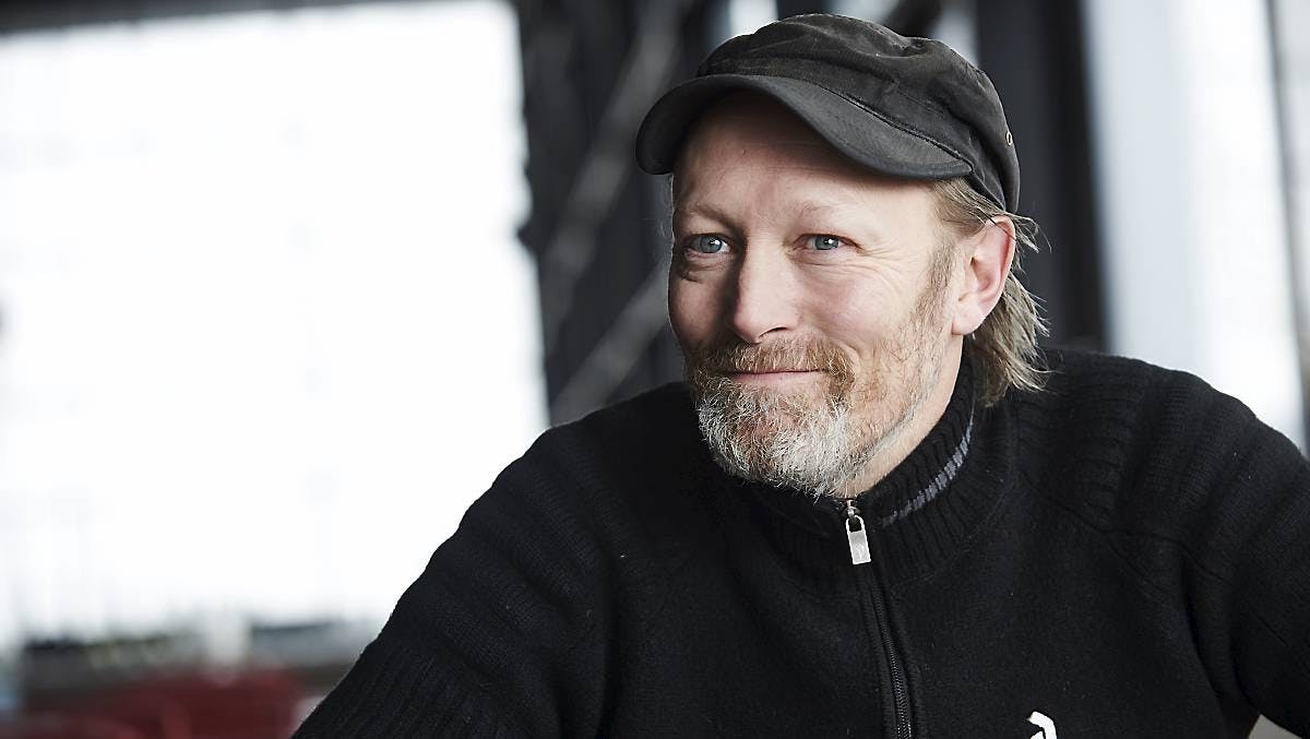 Lars Mikkelsen er en af frontfigurerne i stor-serien "Mord uden grænser", som starter på DR1 i aften.