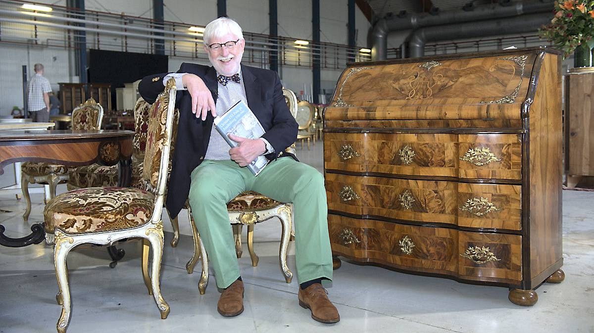 Auktionshusets Ole Steen Christensen ved dronning Ingrids kommode, som før auktionen er vurderet til 5.000 kroner.