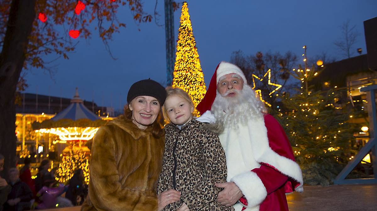 Bodil Jørgensen tændte lyset på juletræet i Tivoli med sin datter Rigmor og julemanden.
