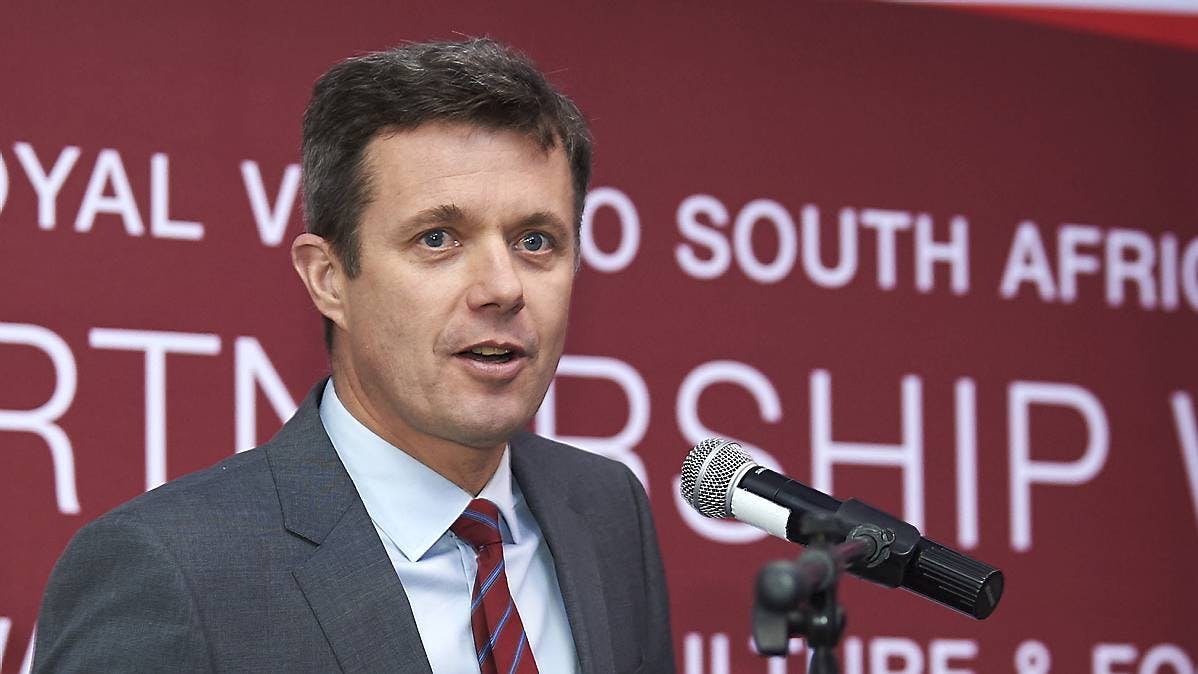 Kronprins Frederik er efter forsinkelse landet i Sydafrika.