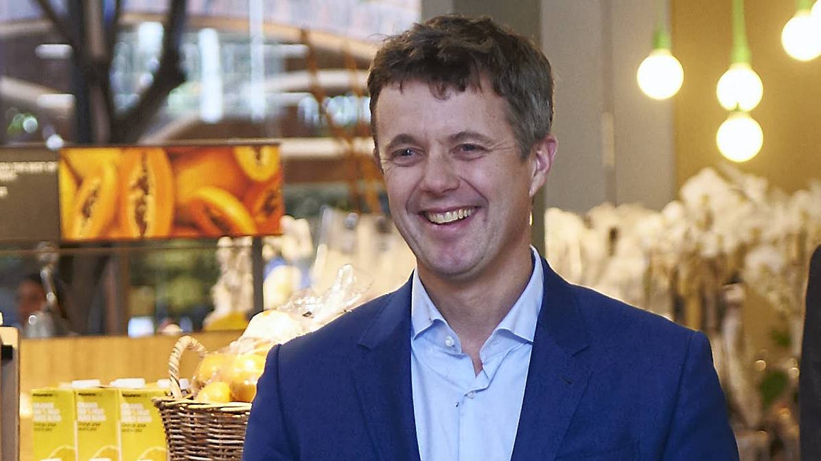 Kronprins Frederik hyggede sig under besøget i Woolworth.