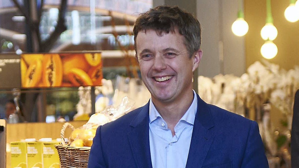 Kronprins Frederik hyggede sig under besøget i Woolworth.