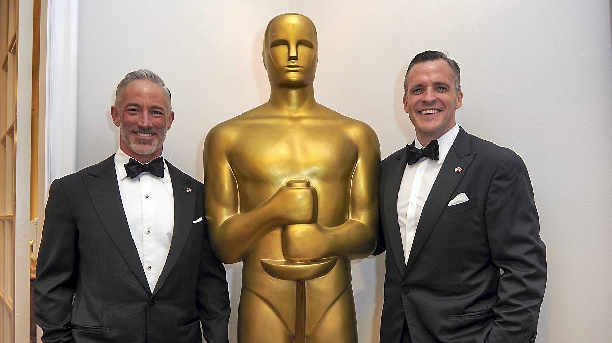 Amssadøren Rufus Gifford (t.h.) og hans kæreste, Stephen, havde sørget for en Oscarstatuette i overstørrelse til den flotte fest på Rydhave.