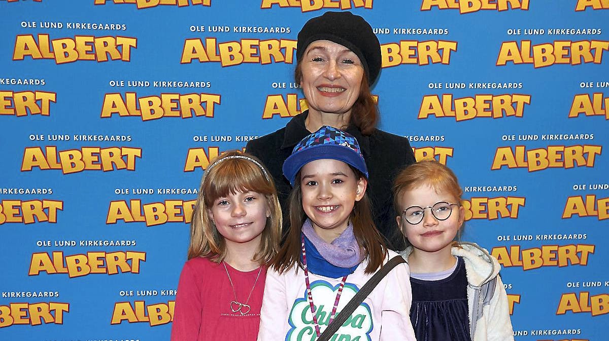 Bodil Jørgensen med datteren Rigmor (t.h.) og to af datterens veninder til tidlig morgenpremiere i Lyngby.