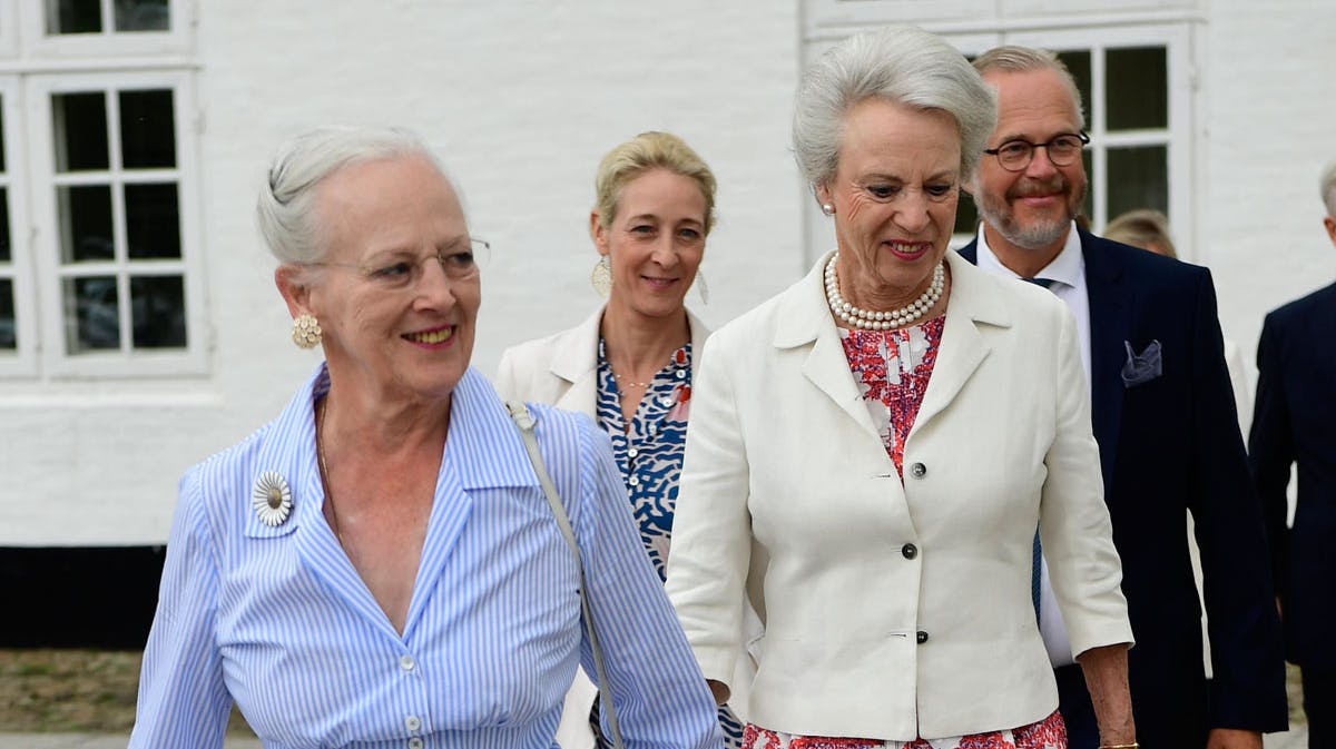 Dronning Margrethe i selskab med prinsesse Benedikte, prinsesse Alexandra og greve Michael Ahlefeldt-Laurvig-Bille.