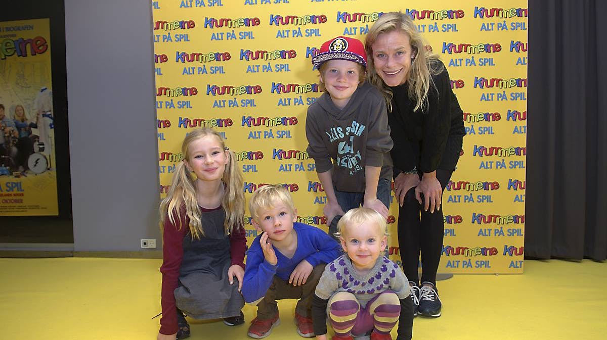Line Kruse havde alle sine fire børn med i biografen lørdag formiddag. På armen sidder Ingeborg på to år, og foran står Karen Marie på ni, Peter Valdemar på fire og Carl på otte.