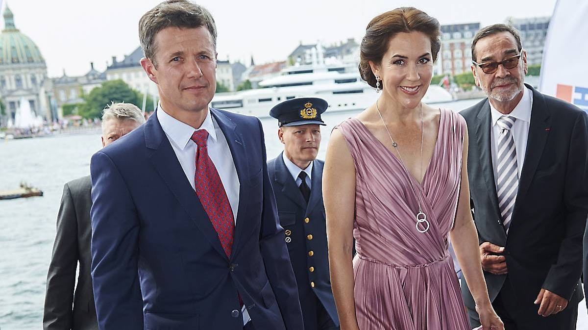 Kronprinsesse Mary og kronprins Frederik ankommer til Operaen i København.