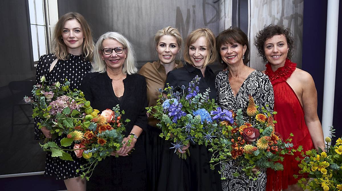 Seks stærke kvinder på Betty Nansen Teatret. Molly Blixt Egelind sex yderst til venstre.