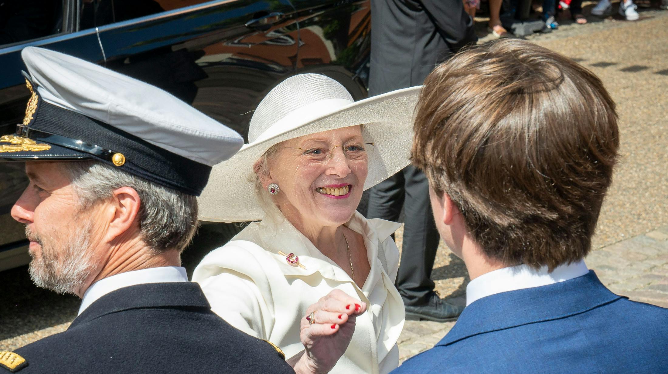 En stolt dronning Margrethe klapper kærligt sit barnebarn, prins Christian, på skulderen efter en veloverstået festgudstjeneste.