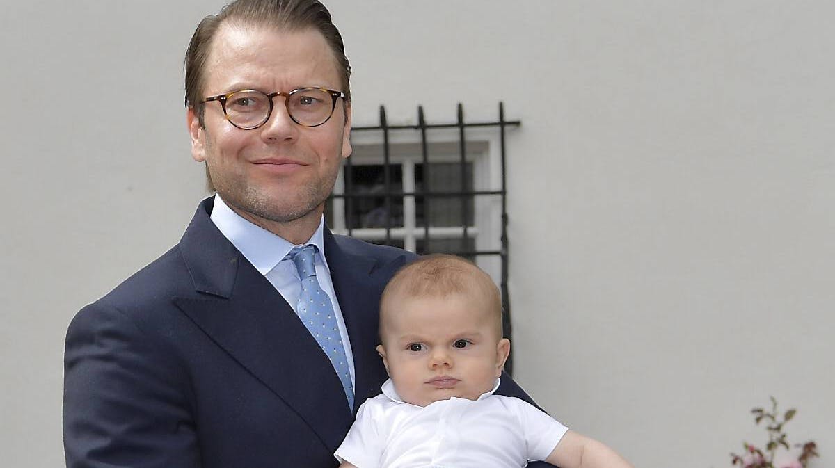 Prins Oscar sad yderst afslappet på sin fars arm under fejringen af sin mor, kronprinsesse Victoria.