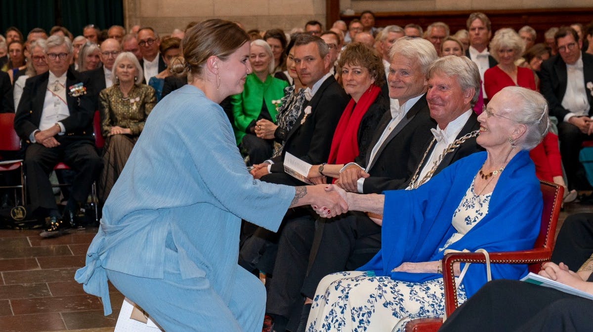 Dronning Margrethe lykønsker Josefine Toft