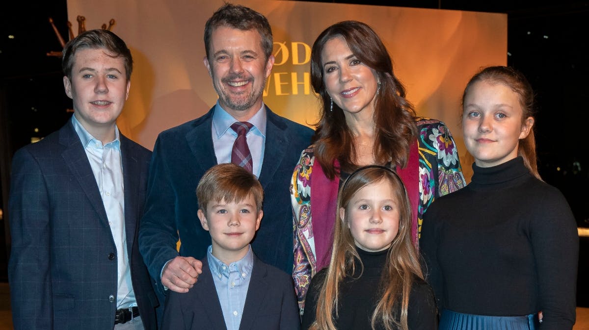 Prins Christian, kronprins Frederik, prins Vincent, kronprinsesse Mary, prinsesse Josephine og prinsesse Isabella.