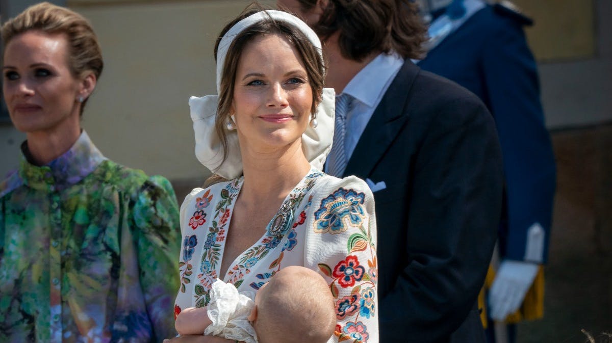 Prinsesse Sofia med prins Julian i favnen. 