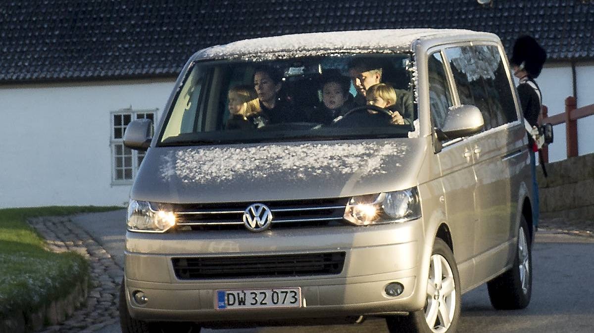 Frederik sad bag rattet, da han, Mary og alle børnene skulle skynde sig tilbage på Kancellihuset for at gøre klar til julefrokost.