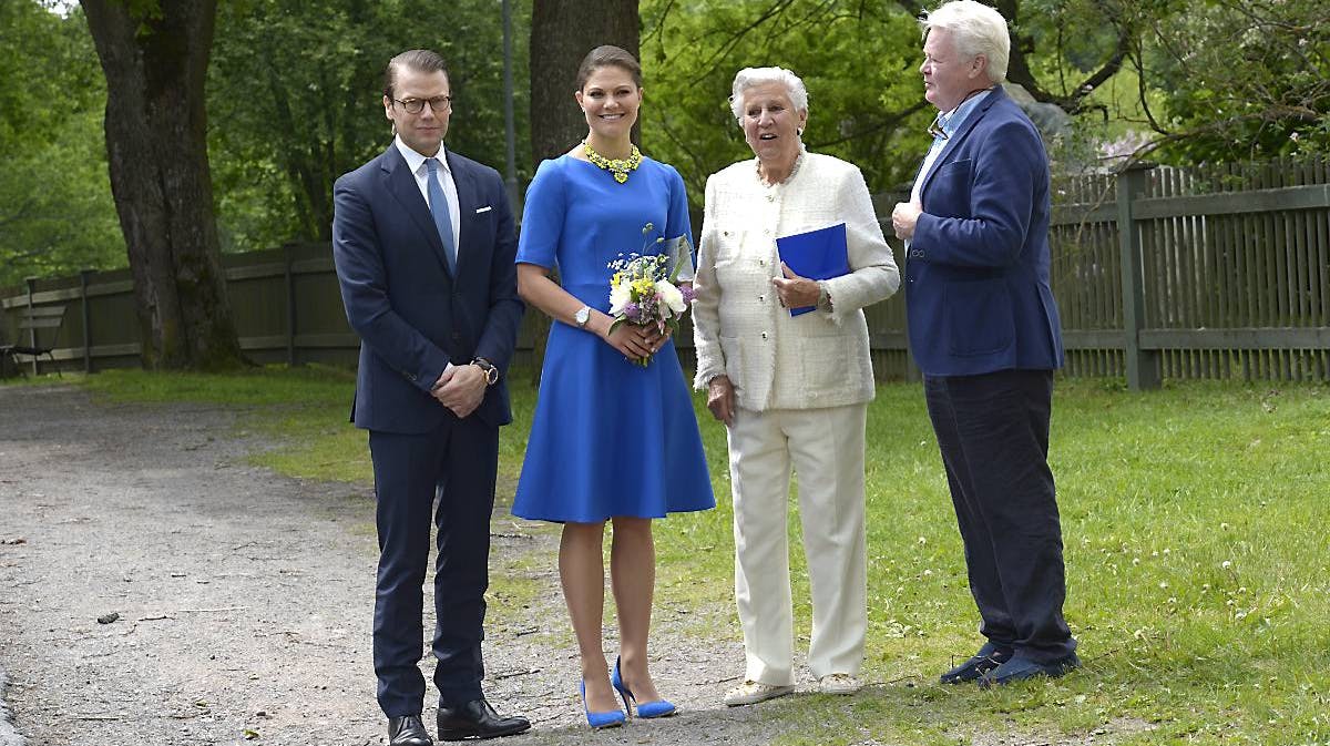 Kronprinsesse Victoria og prins Daniel blev modtaget af teaterchef Kjerstin Dellert og hendes mand, Nils Åke Häggbom.