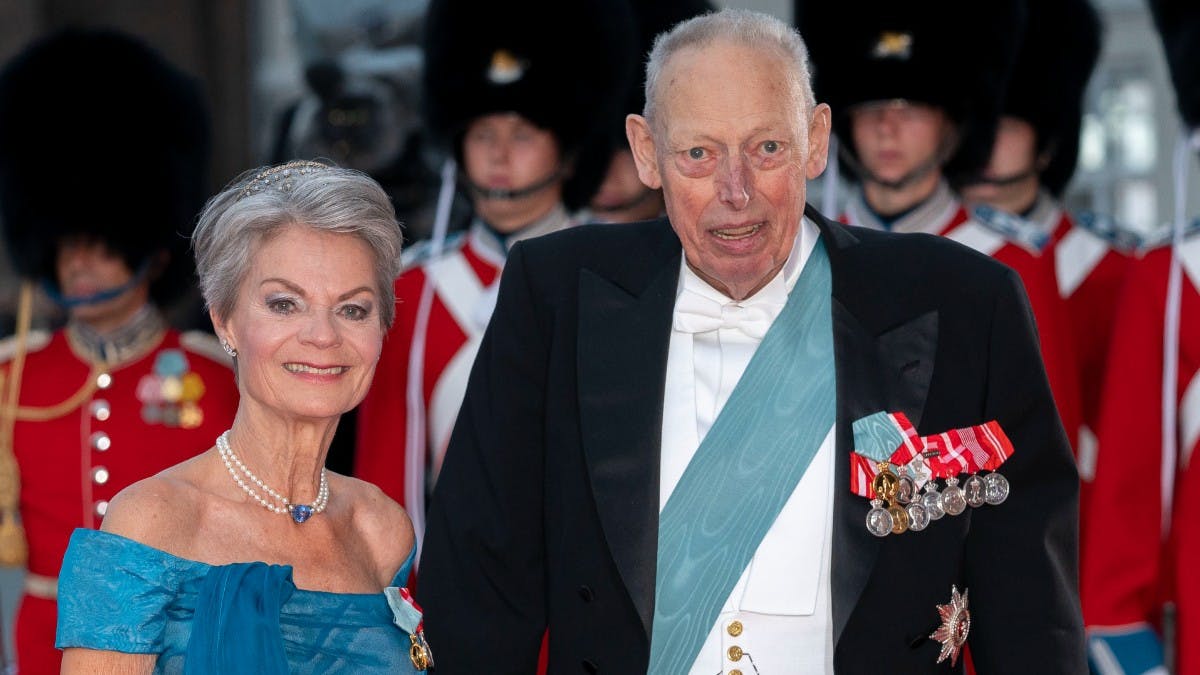 Grevinde Sussie og grev Ingolf ved gallaforestillingen på Det Kongelige Teater i anledning af dronningens jubilæumsfejring i starten af september.&nbsp;