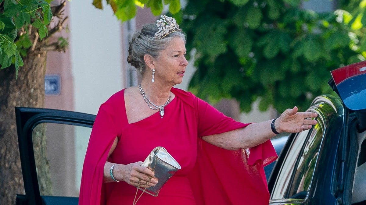 Fyrstinde Cecilia zu Waldeck-Pyrmont ved ankomsten til brylluppet på Berleburg Slot. 