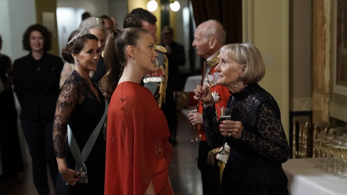 Prinsesse Isabella hilser på Per Thornit og fru Ulla lørdag aften i Det Kongelige Teater. 