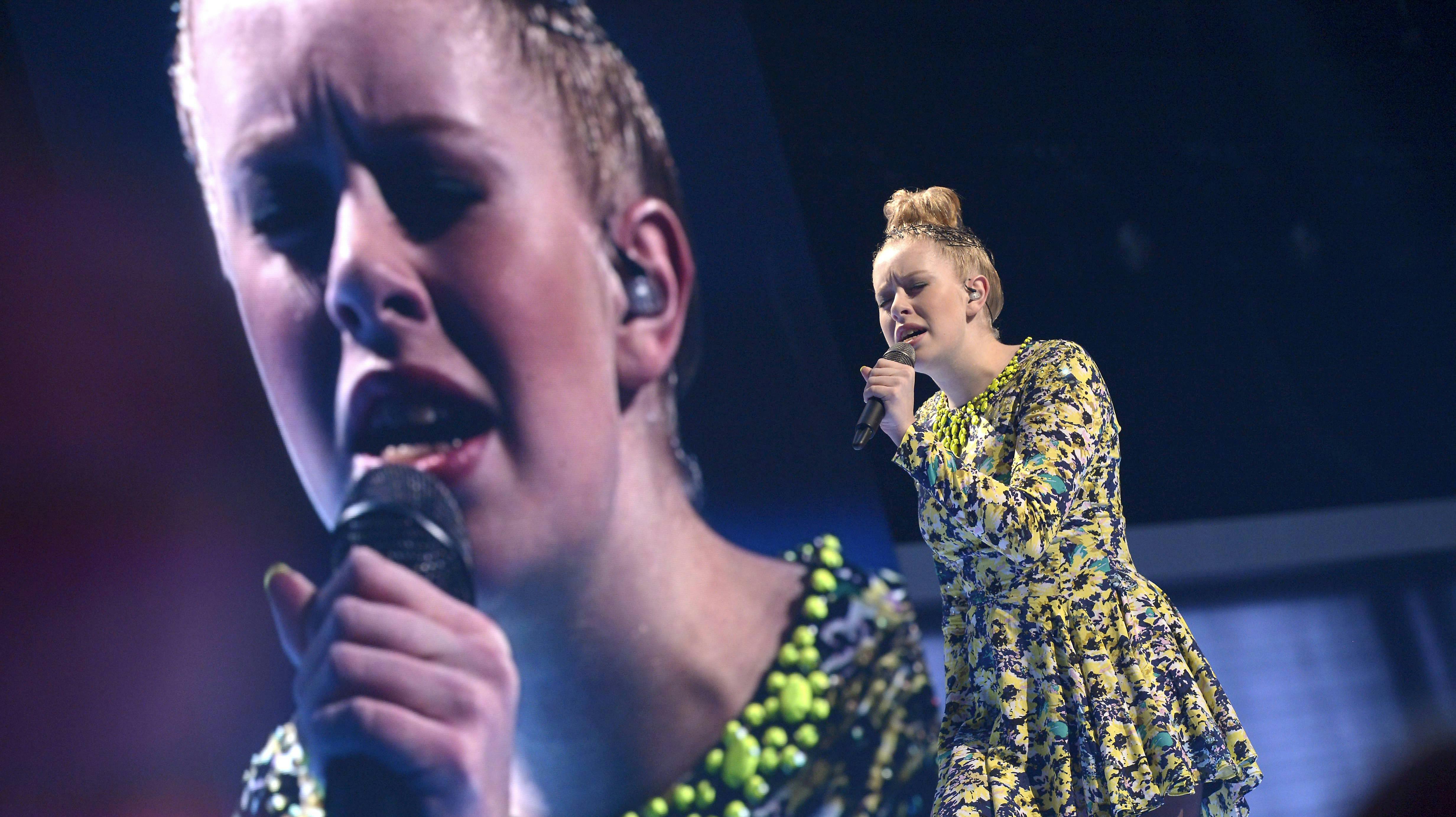 En rystende nervøs Henriette gav den ekstra gas i omsangen.