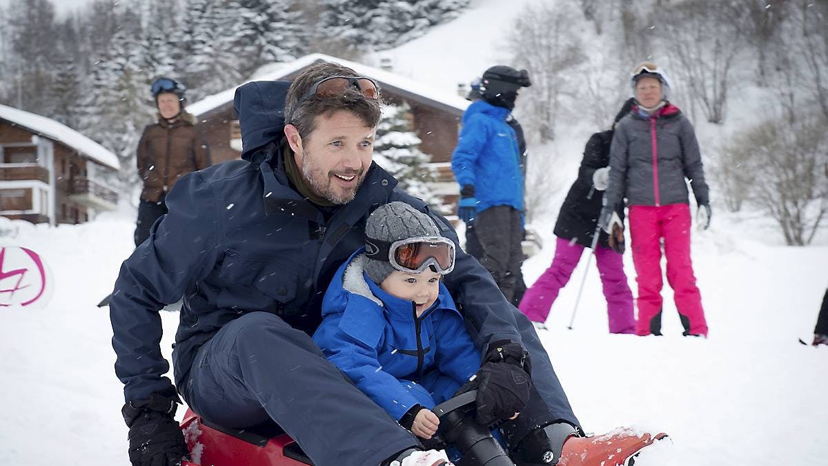 Lille prins Vincent var tydeligvis lykkelig over, at hans far tog sig tid til at rejse på skiferie med sin familie midt under vinter-OL.