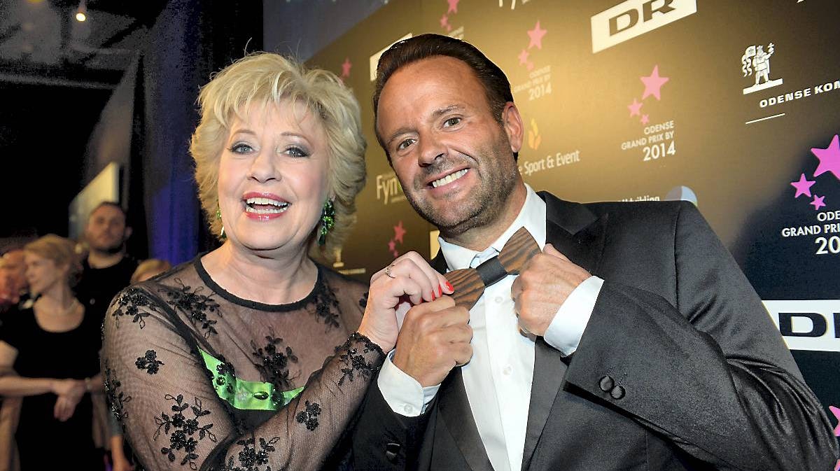 Birthe Kjær og Dennis Knudsen er i vaskeægte MGP-humør på den røde løber.