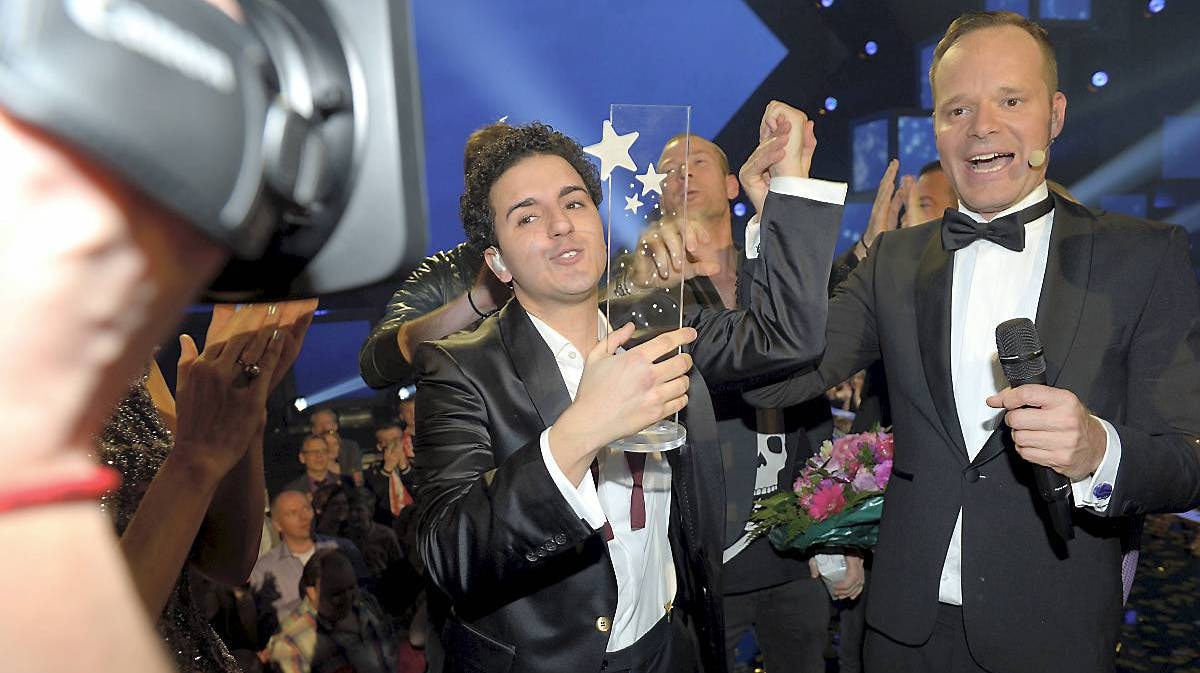 Basim i sekunderne efter, han fik overrakte vindertrofæet af sidste års vinder, Emmelie De Forest.