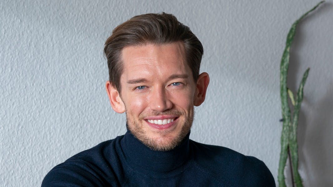 Morten Kjeldgaard jubler Mor kommer fra Jylland med nye strikstrømper