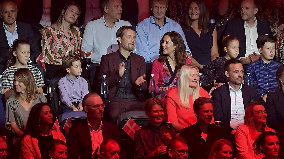 Kronprins Frederik, kronprinsesse Mary og deres fire børn i Royal Arena.