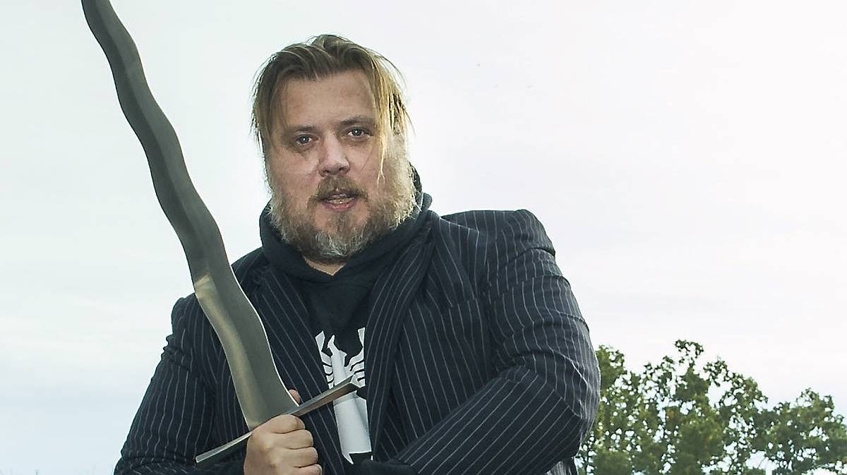 Nicolas Bro er klar til at håndtere sværdet i "Kong Arthur".