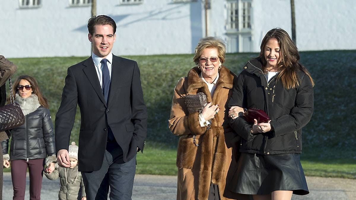 Prins Philippos i selskab med sin mor, dronning Anne-Marie og søster, prinsesse Theodora, under den store familiejul på Fredensborg Slot.