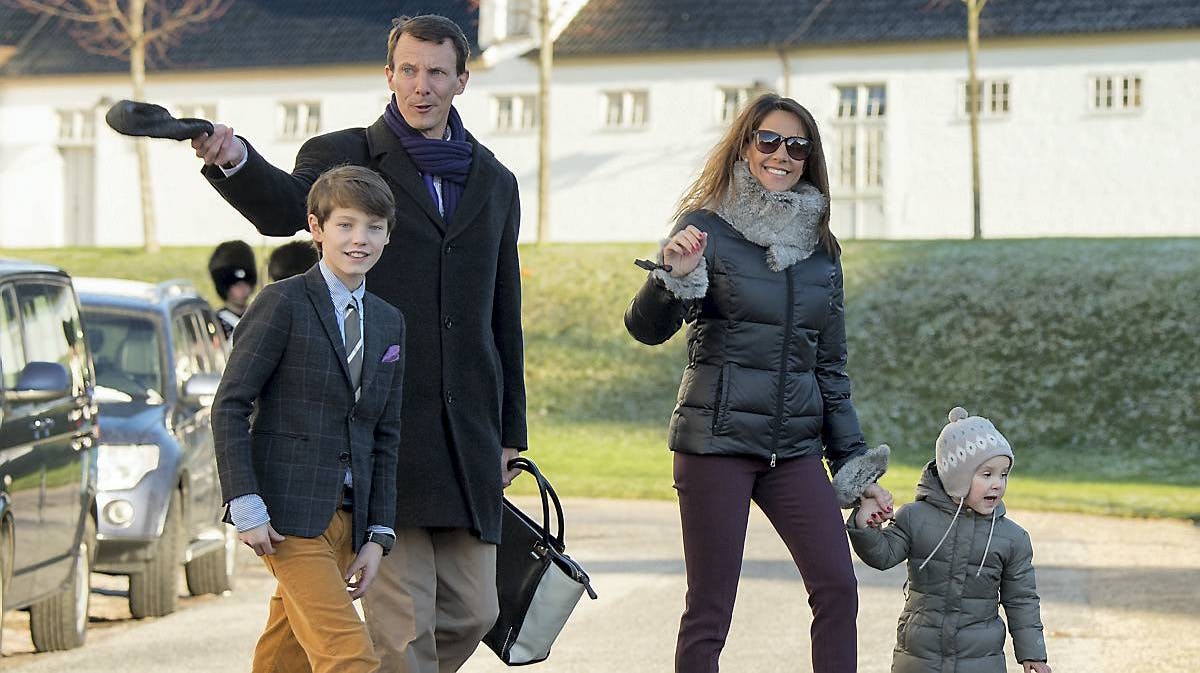 I dag gjaldt det julefrokosten hos kronprinsparret, og lillebror Joachim kom i højt humør med prinsesse Marie. Her med prins Felix og lille prinsesse Athena.