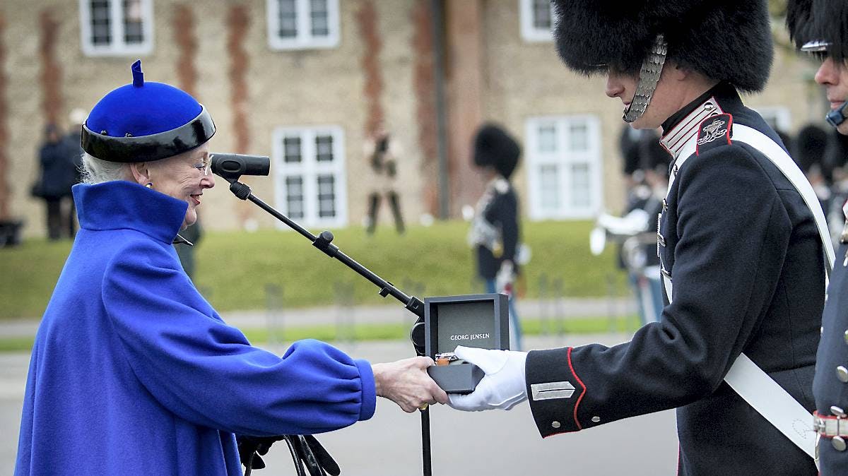 Dronning Margrethe og garder Ruben Algreen Dige.