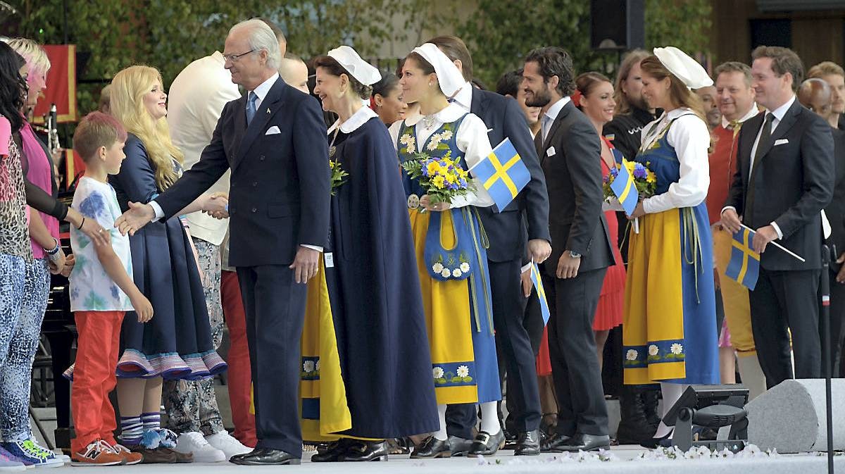 Den svenske kongefamilie til festforestilling.