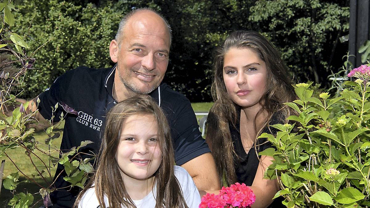 Peter Tanev med døtrene Rose og Ella