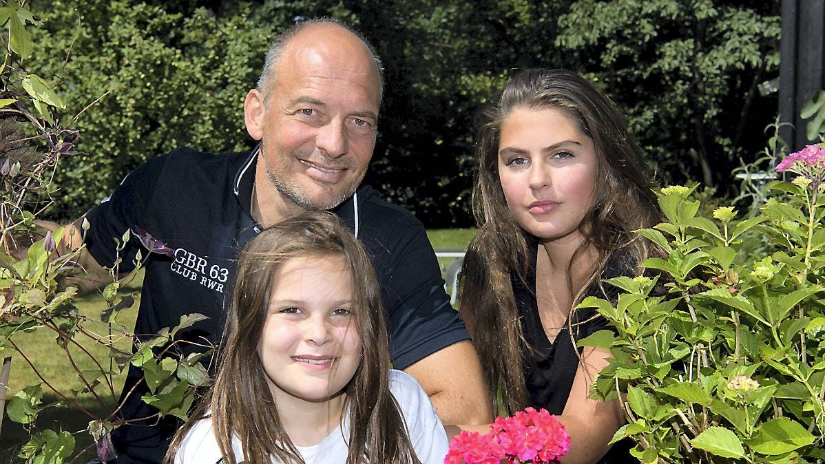 Peter Tanev med døtrene Rose og Ella