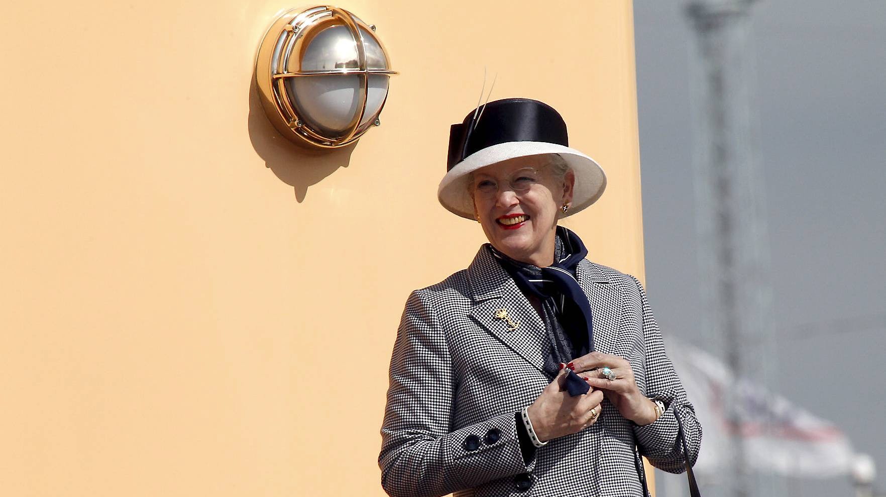 Dronning Margrethe ombord på kongeskibet Dannebrog ved en tidligere ankomst til Aarhus.