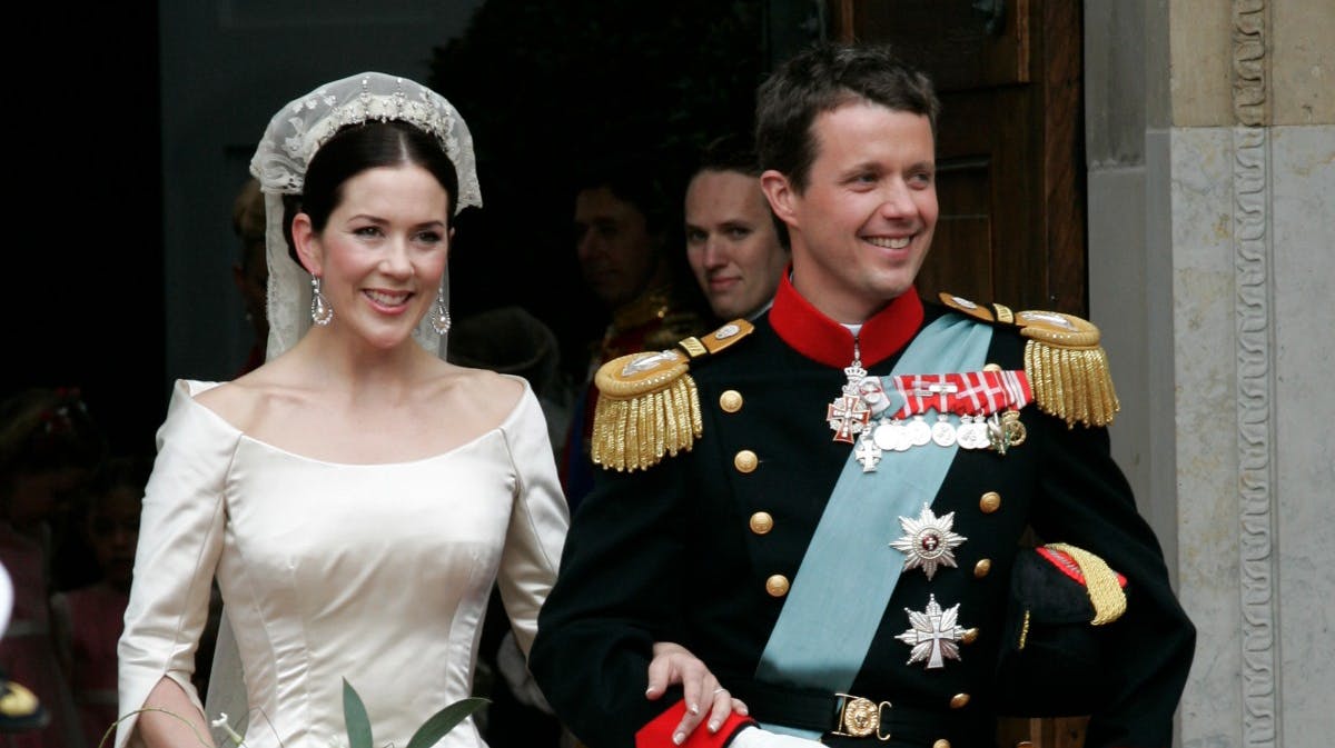 Lykkelige kronprinsesse Mary og kronprins Frederik ved deres bryllup den 14. maj 2004. 