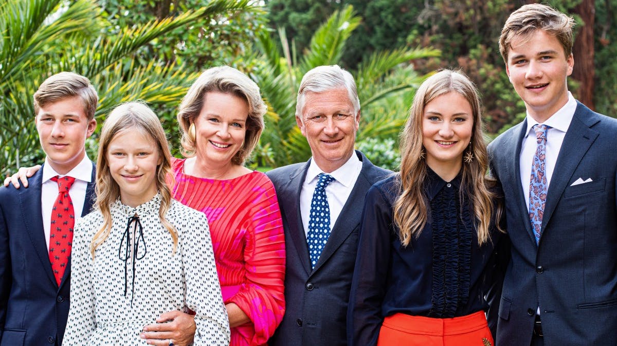 Kong Philippe og dronning Mathilde sammen med deres børn på årets julekort. 