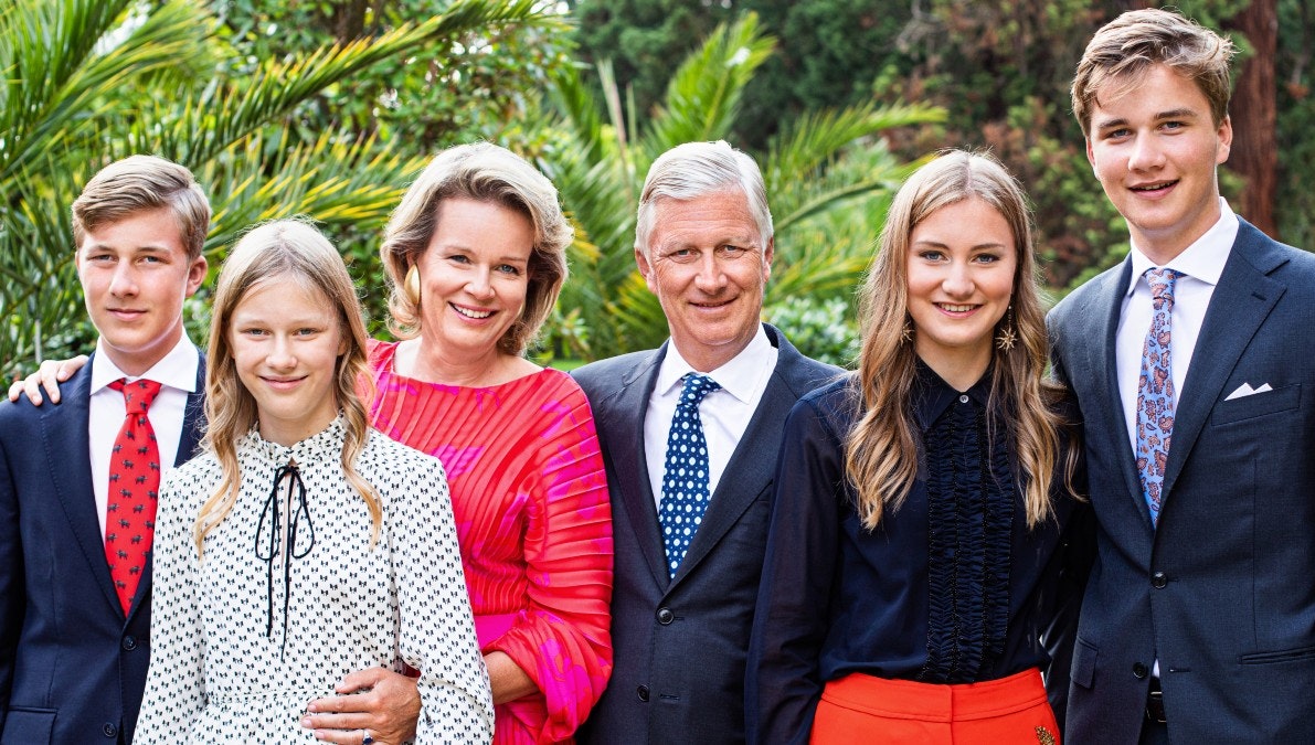 Kong Philippe og dronning Mathilde sammen med deres børn på årets julekort.&nbsp;